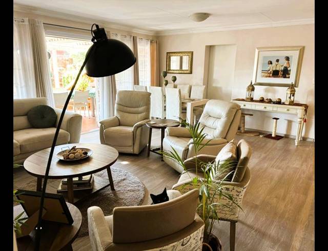 3 BEDROOM TOWNHOUSE FOR SALE IN DIE HOEWES